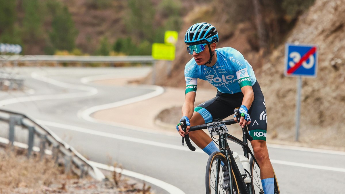 Vélo de route sur route de montagne