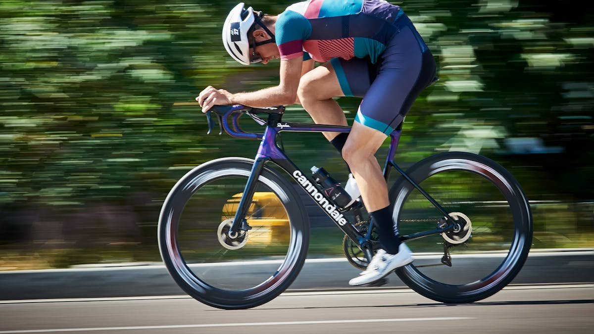 Cycliste sur un vélo de route aéro — Trek Madone SLR 7 vs Cervélo S5