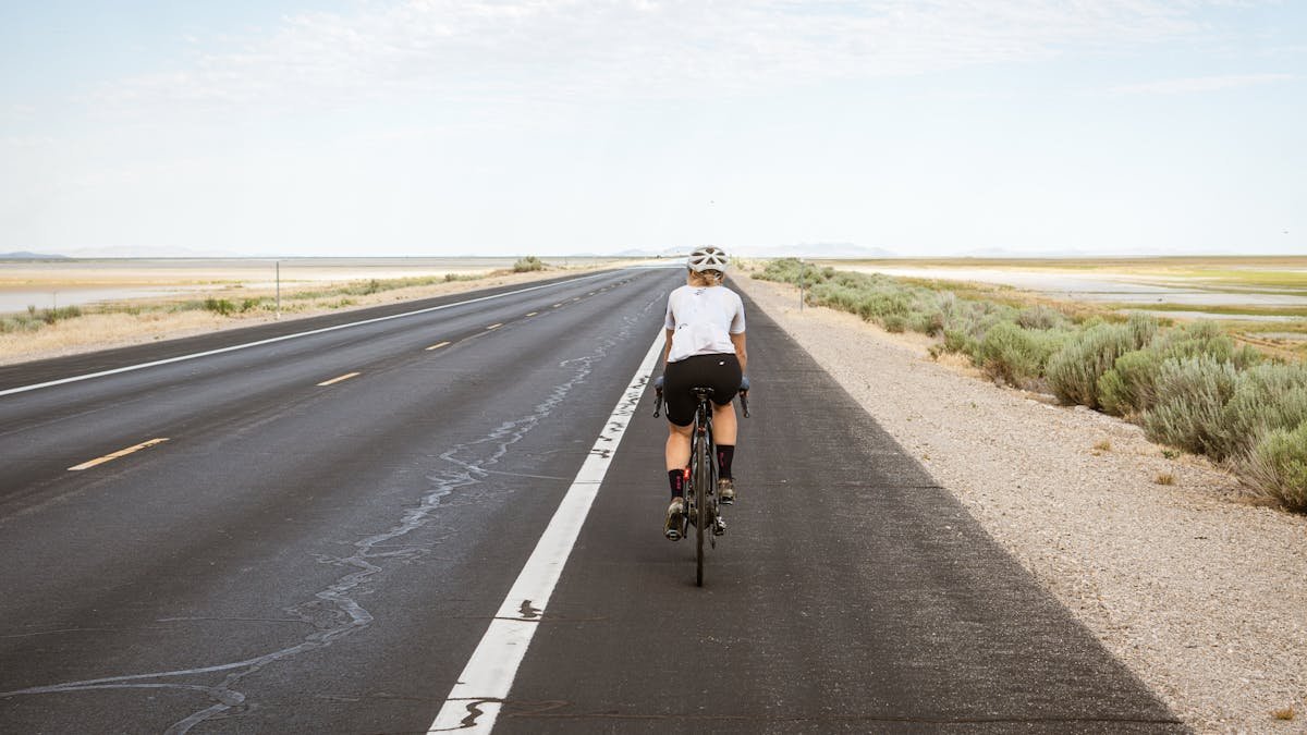 Cycliste sur vélo de route endurance dans un paysage montagneux