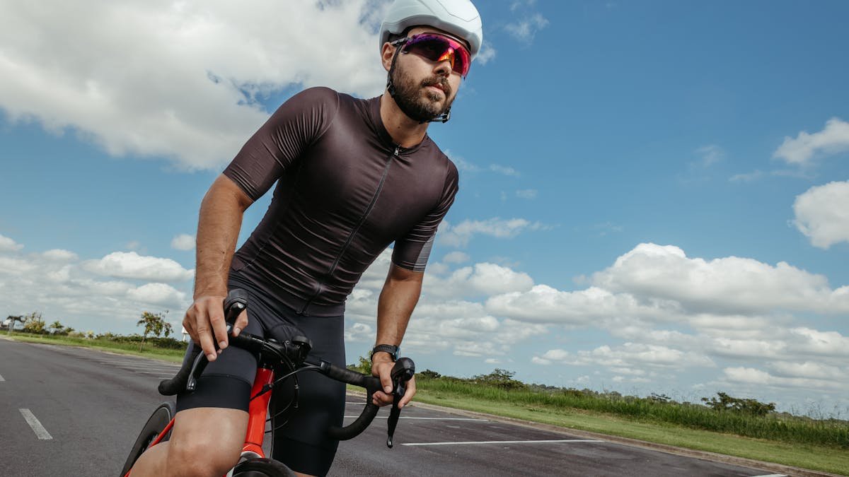 Cycliste en position aérodynamique sur vélo de route
