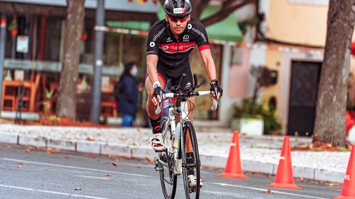 Cycliste en course sur vélo de route