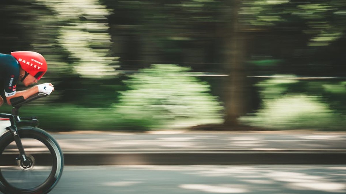 Peloton de cyclistes en course sur route
