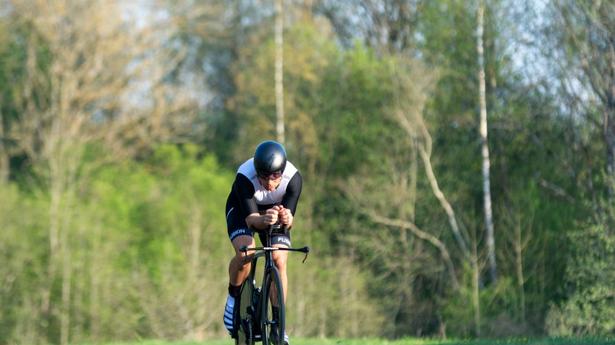 Cycliste sur vélo aéro de route en compétition