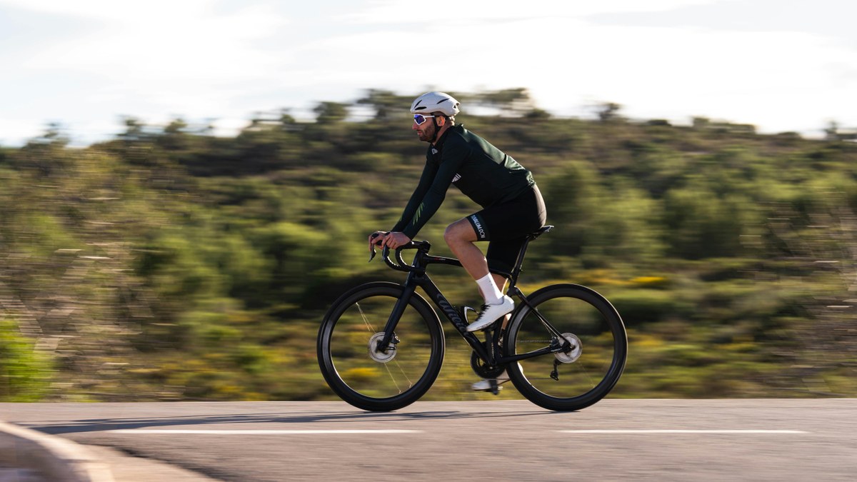 Vélo de route professionnel en plan large
