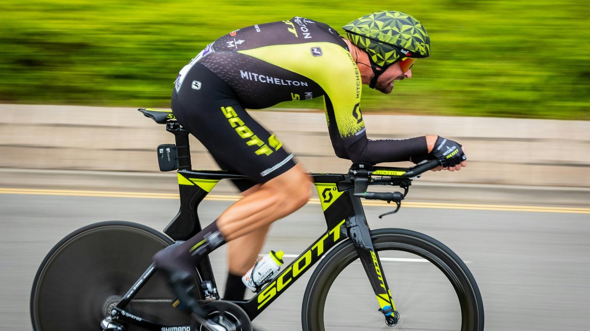 Coureur cycliste en pleine course sur route