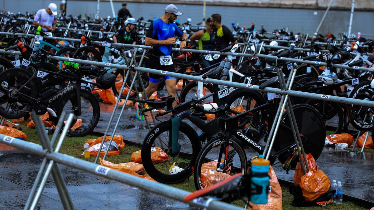 Vélos de triathlon dans une zone de transition Ironman