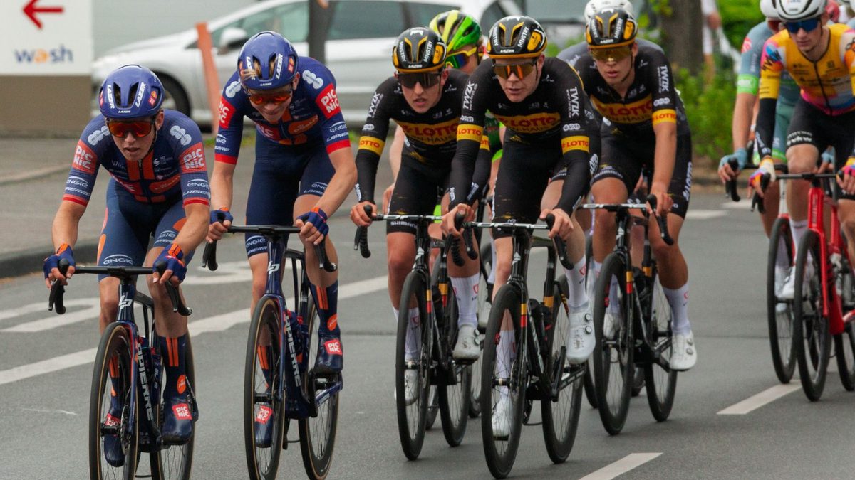 Peloton de cyclistes sur route, comparatif des marques Giant et Canyon