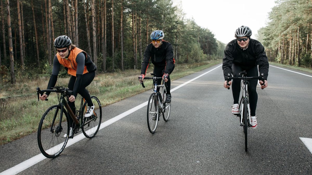 Cyclistes débutants sur vélos de route lors d'une sortie en groupe
