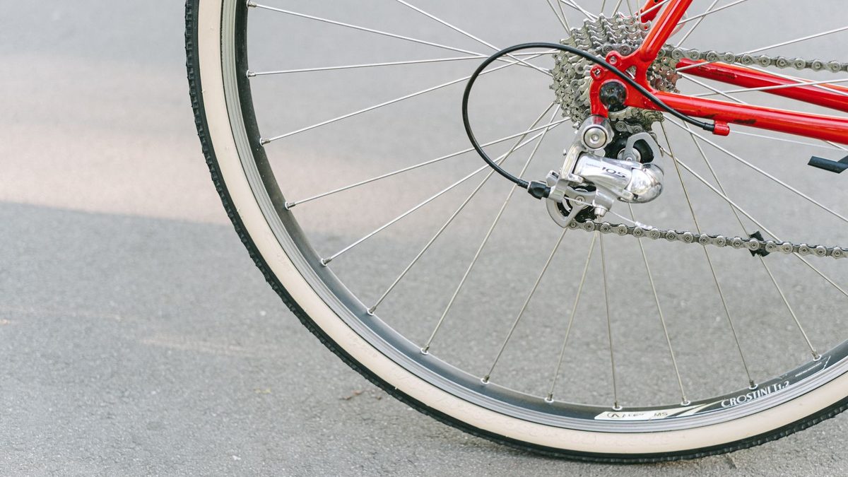 Gros plan sur le pneu et la roue d'un vélo de route
