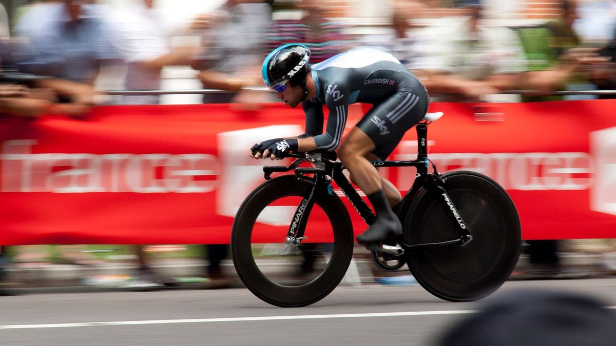Peloton de coureurs professionnels lors d'une course sur route