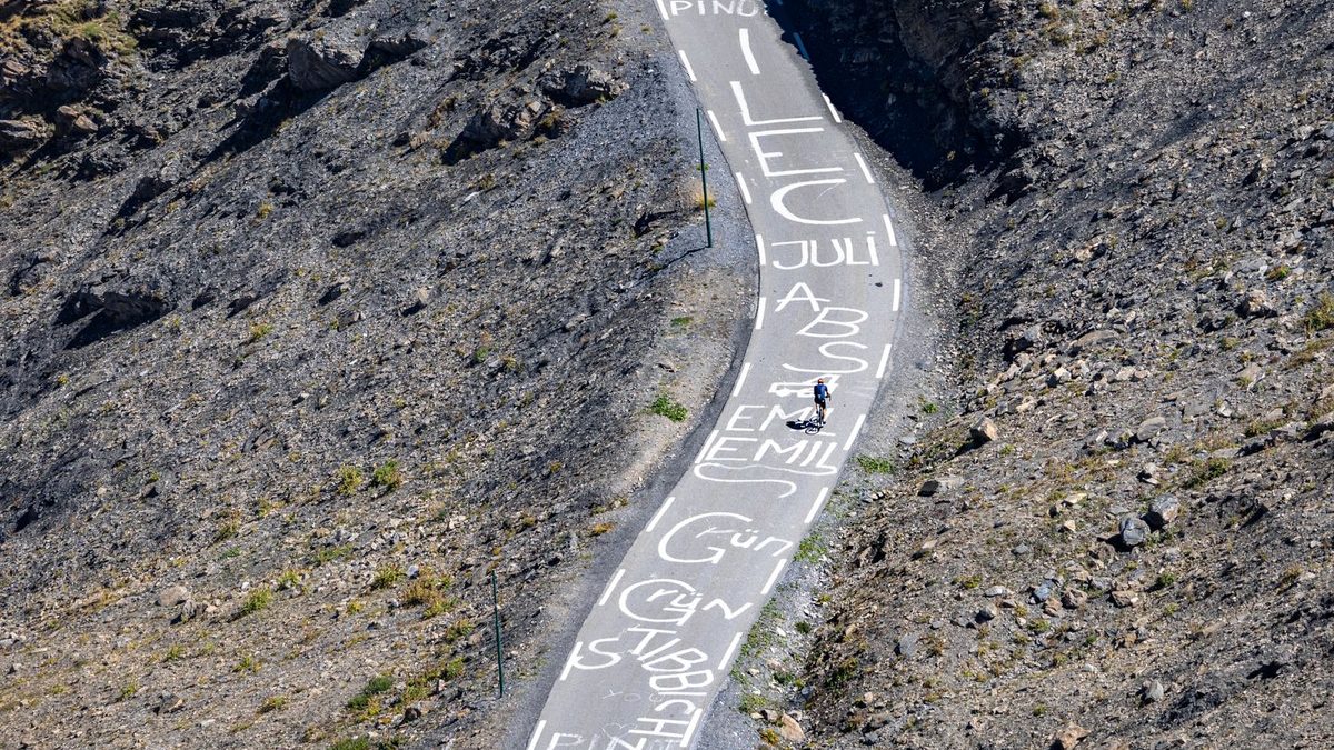 Cycliste grimpant un col de montagne lors d'une étape du Tour de France