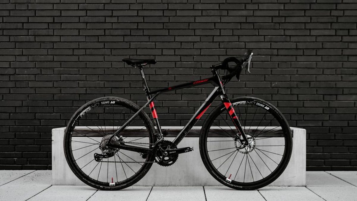 Vélo de route noir et rouge avec finition soignée sur ses tubes carbone
