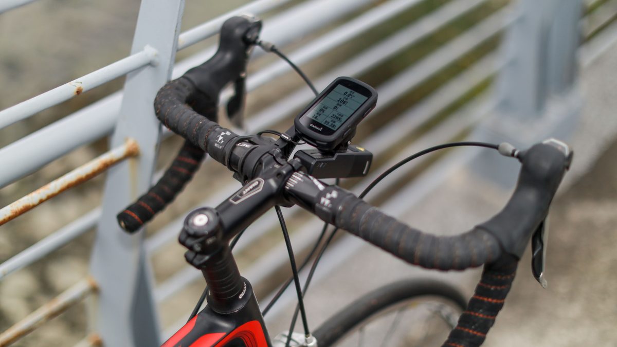 Gros plan sur un compteur GPS fixé au cintre d'un vélo de route