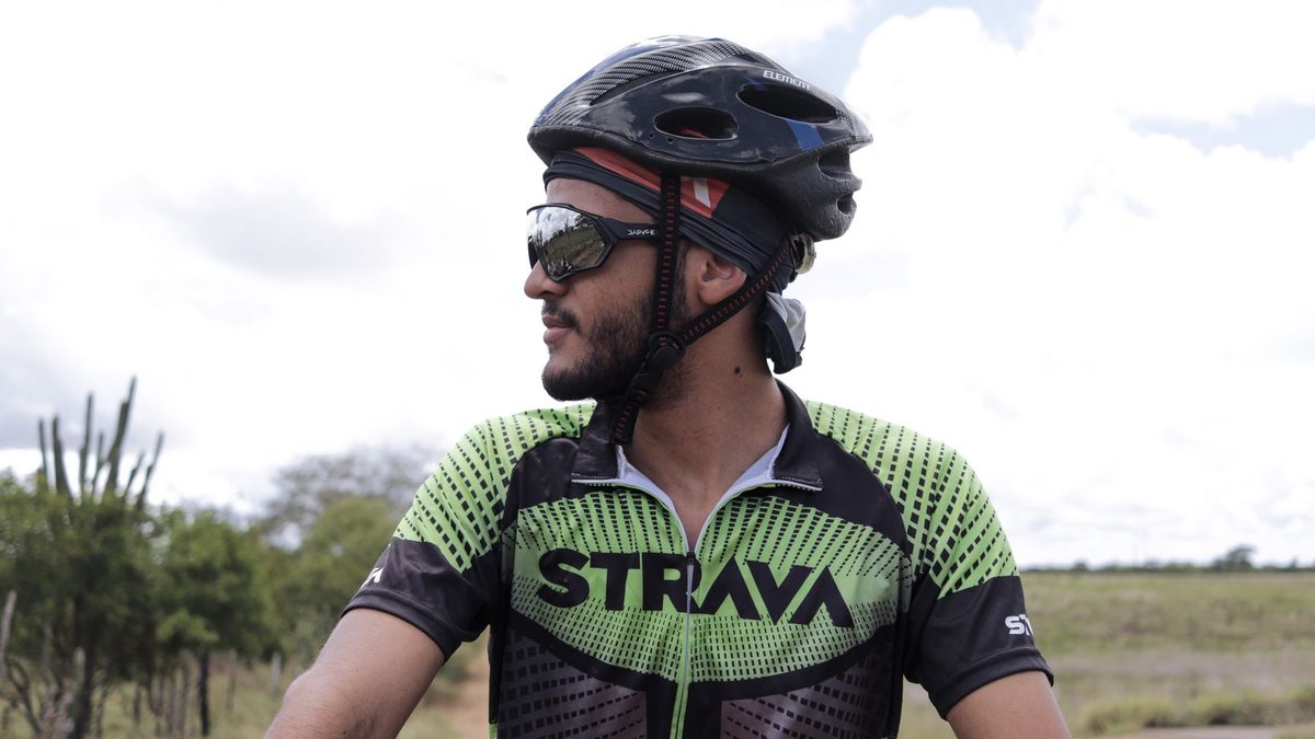 Cycliste en casque et lunettes de vélo de route