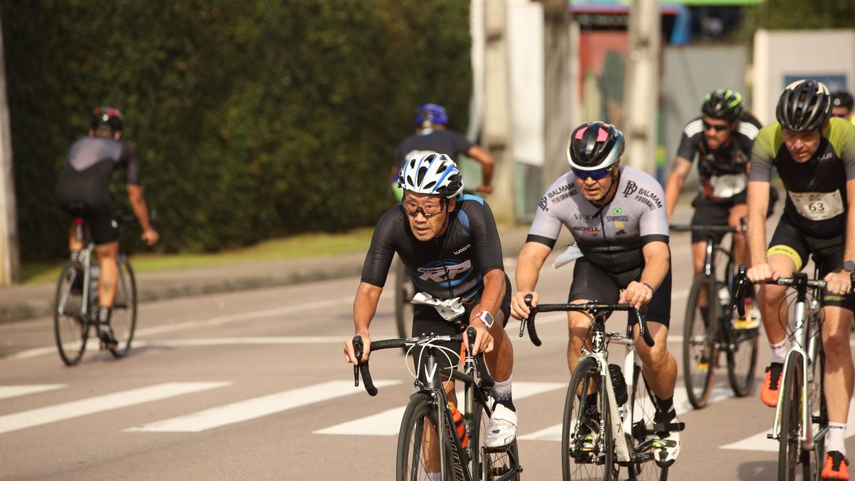 Cyclistes en course sur des vélos de route performance par une journée ensoleillée