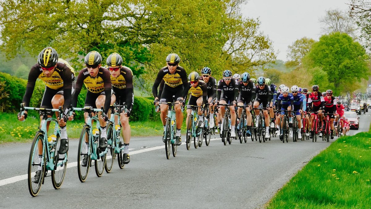 Peloton de coureurs professionnels lors d'une étape de course sur route
