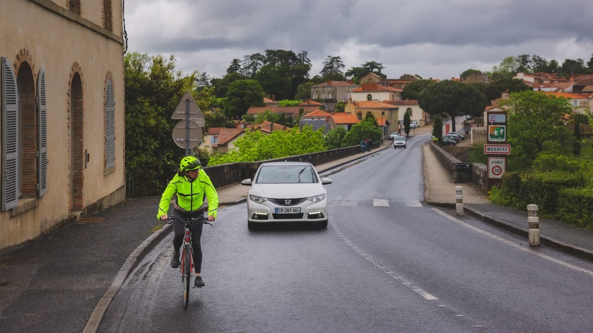 Cycliste roulant sur une route de campagne sur un vélo de route polyvalent