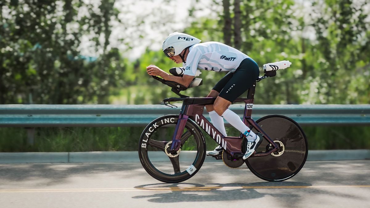 Cycliste en position aéro sur un vélo de triathlon lors d'une compétition
