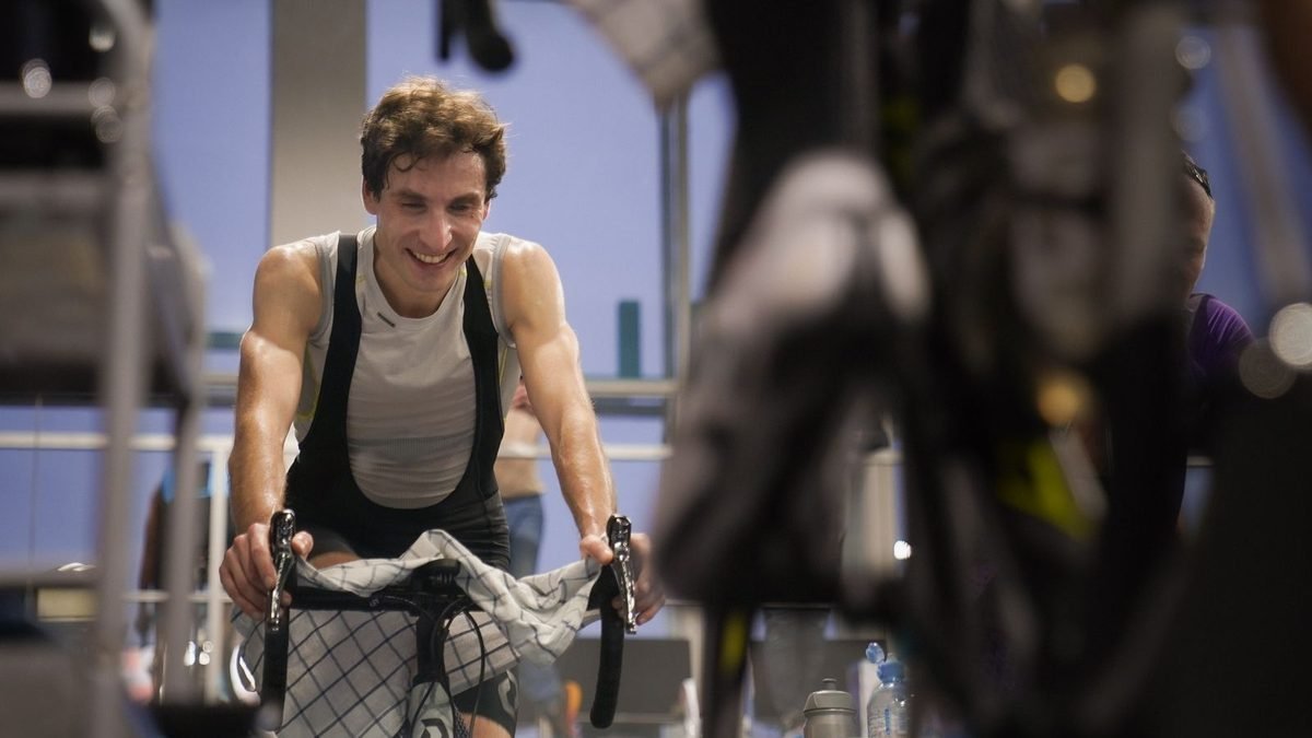 Cycliste à l'entraînement en intérieur sur home trainer