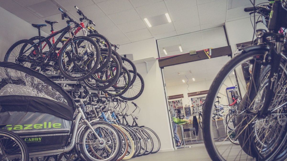 Magasin de vélos rempli de stock, illustration de la crise du marché du cycle en 2026