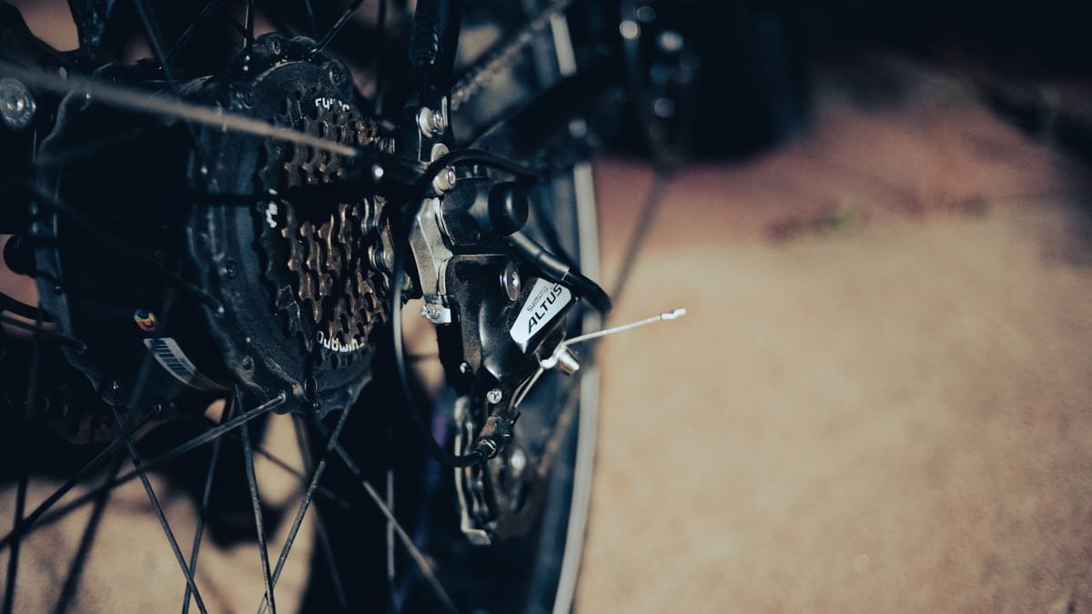 Gros plan sur le dérailleur arrière et la cassette d'un vélo de route