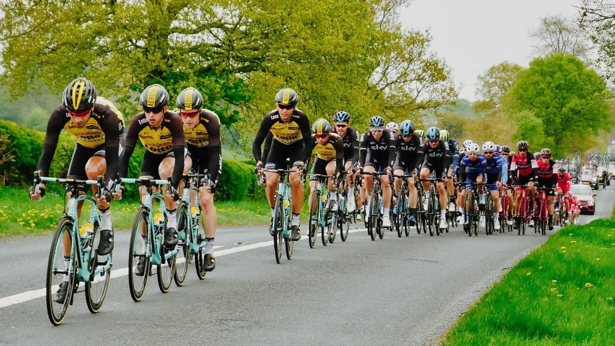 Peloton de coureurs professionnels en pleine course sur route