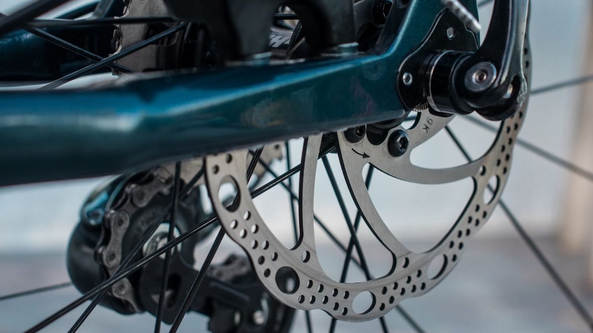 Étrier et disque de frein hydraulique sur un vélo de route