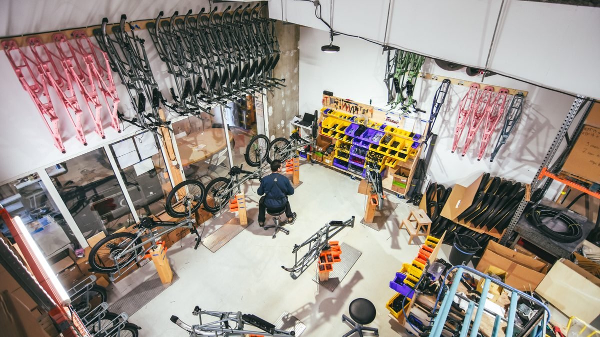 Atelier de montage de vélos avec cadres et composants