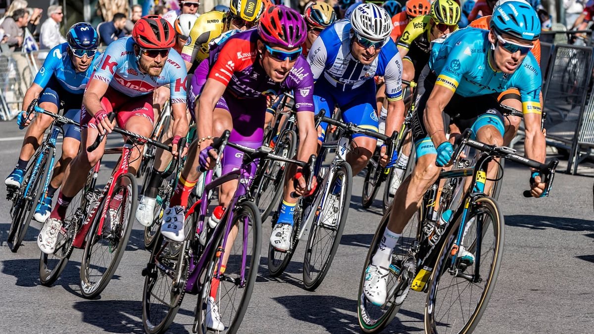 Peloton de cyclistes sur route en pleine course