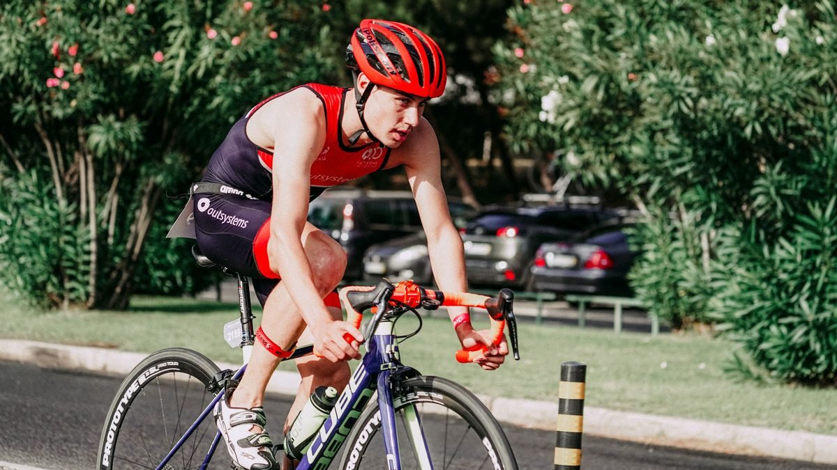 Cycliste concentré à l'effort sur un vélo de route pendant une séance d'entraînement