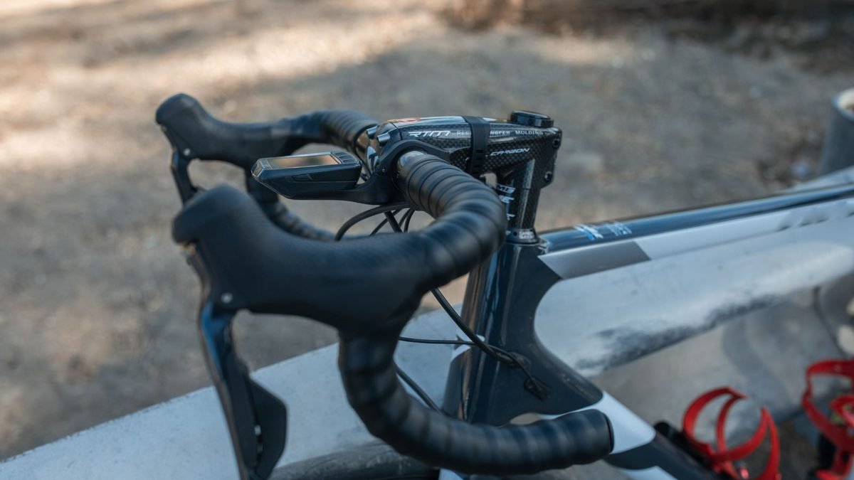 Cockpit carbone et cadre d'un vélo de route en gros plan