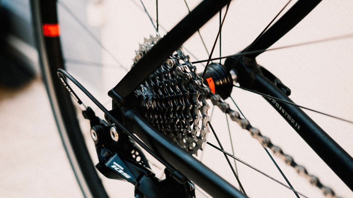 Gros plan sur le dérailleur arrière Shimano et la cassette d'un vélo de route carbone